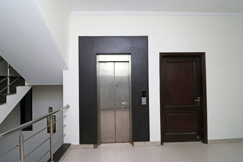 Hotel Oyo 10878 Unitech Cyber Park