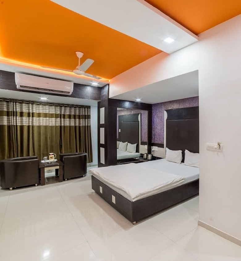 Hotel Zorba, Deesa