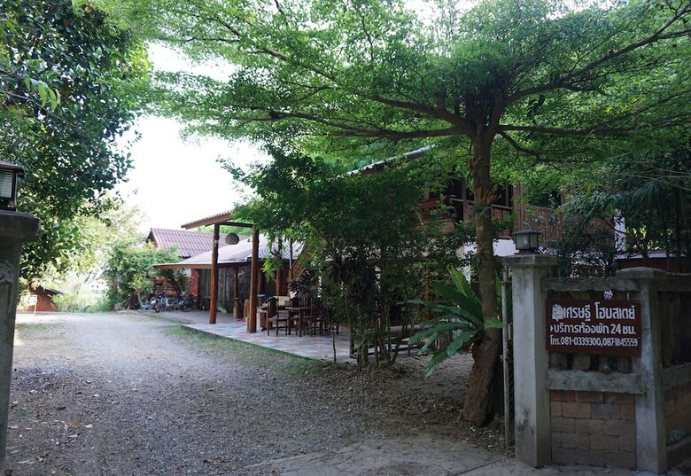 Hotel Settee Homestay