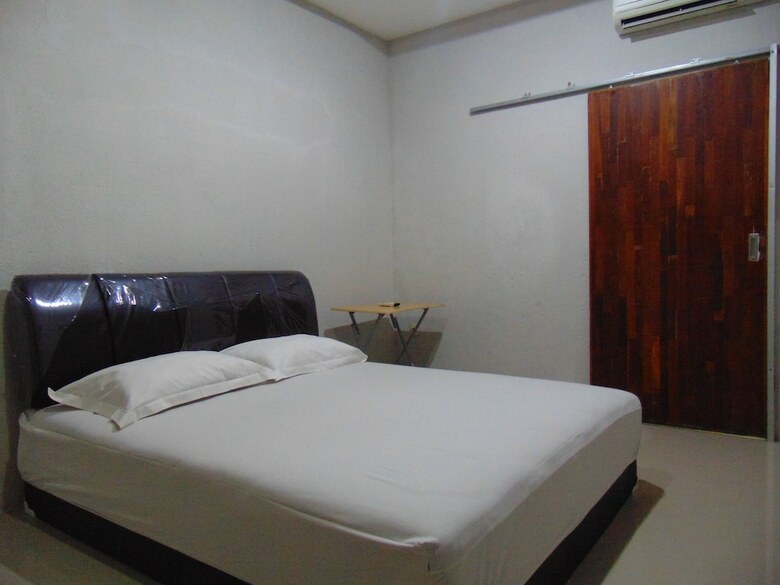 Hotel Room 868