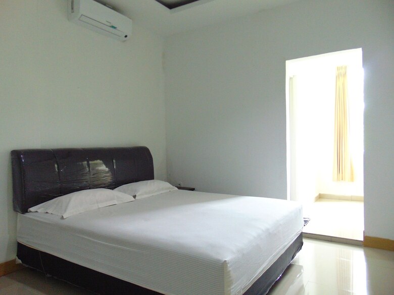Hotel Room 868