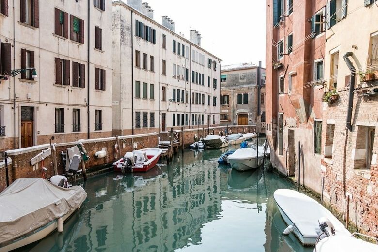 Venice Canal View Boutique Apartment