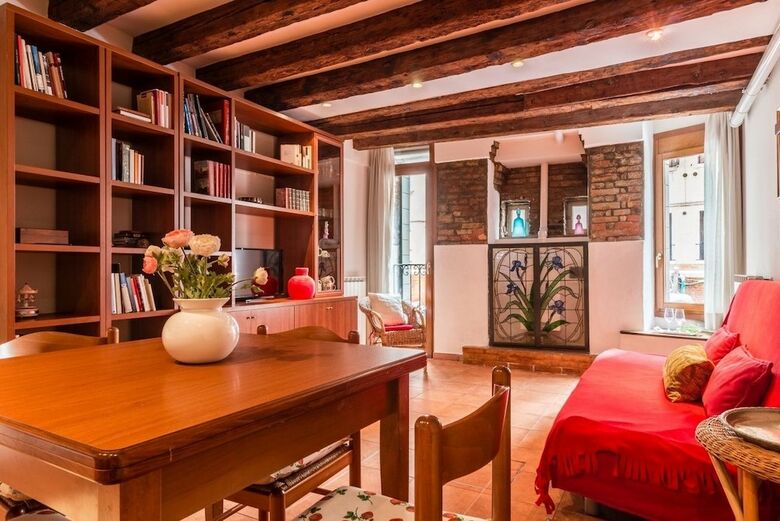 Venice Canal View Boutique Apartment