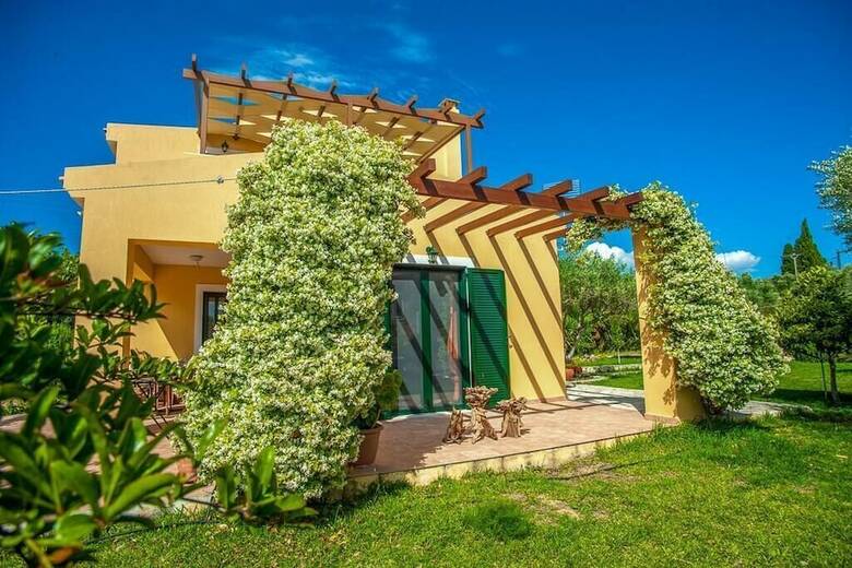 Apartamentos Ampelos Land
