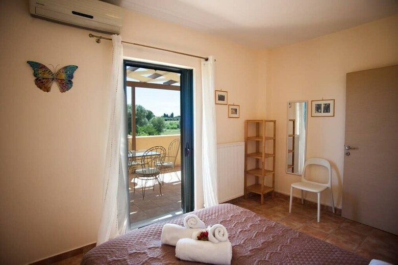 Apartamentos Ampelos Land