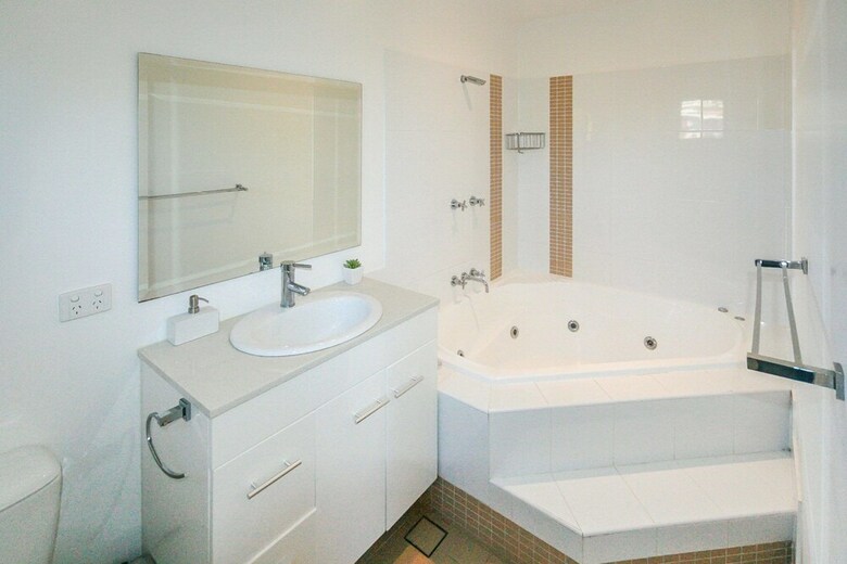 Khione 6 - Modern 2 Bedroom Townhouse