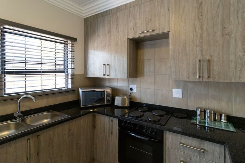 Camelot Guest House & Apartments
