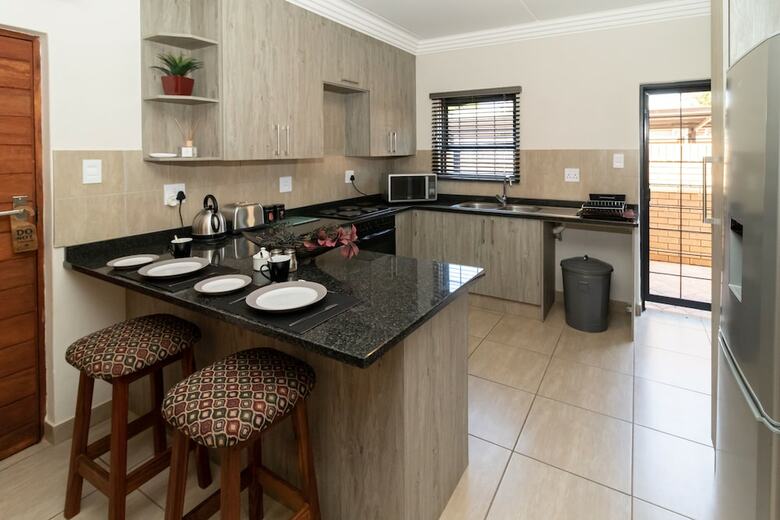 Camelot Guest House & Apartments