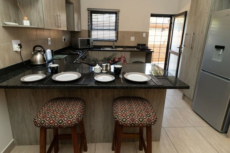 Camelot Guest House & Apartments
