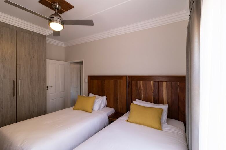 Camelot Guest House & Apartments