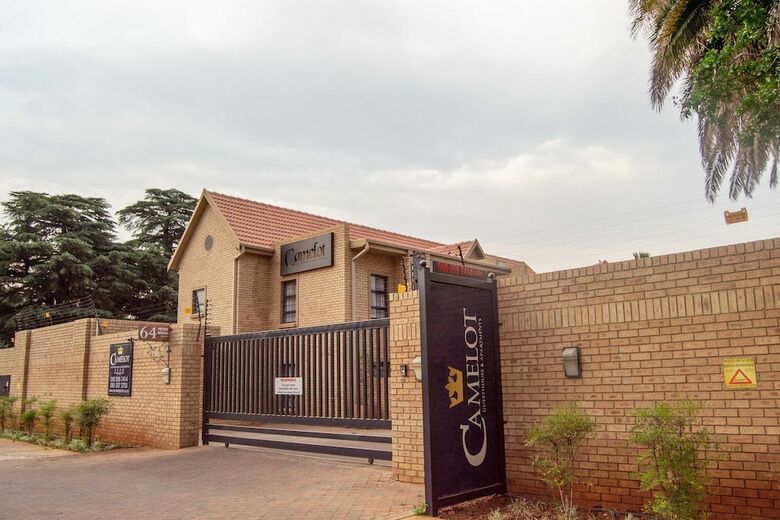 Camelot Guest House & Apartments