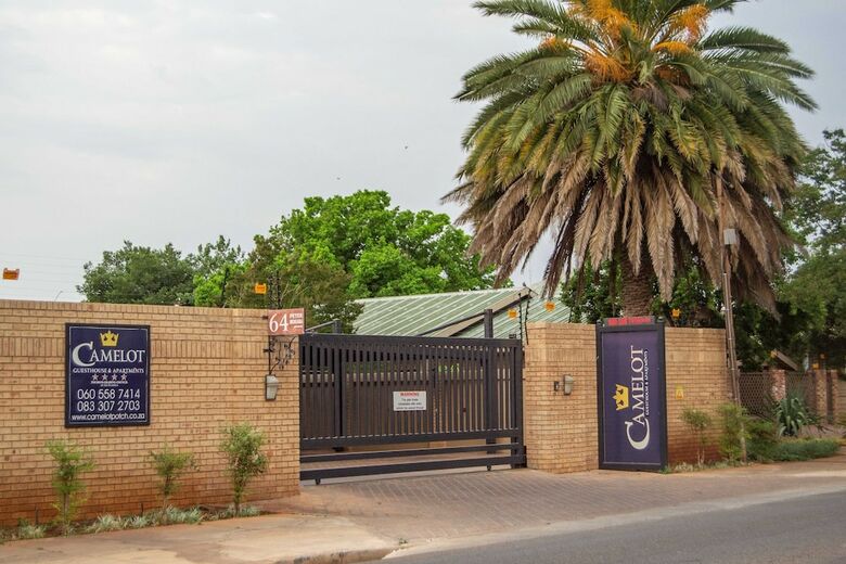 Camelot Guest House & Apartments