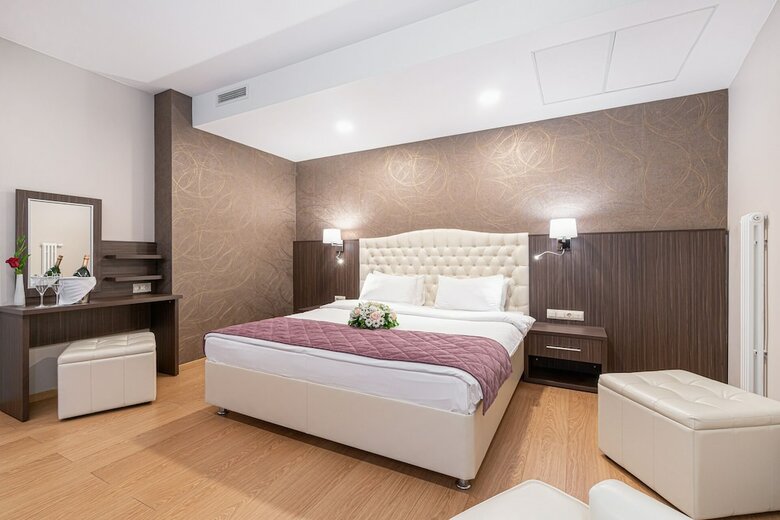 Harbor Club Hotel