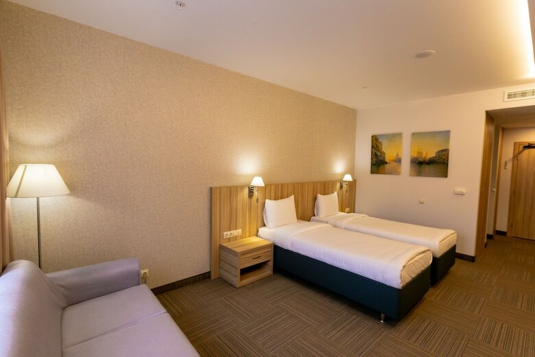 Harbor Club Hotel