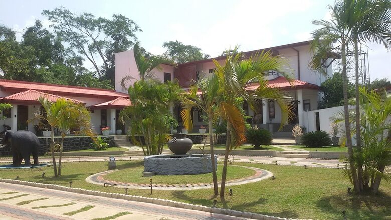 Hotel Nilambara Lake View