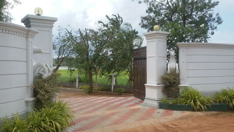 Hotel Nilambara Lake View