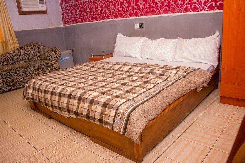 Duckland Hotel And Suites Ltd