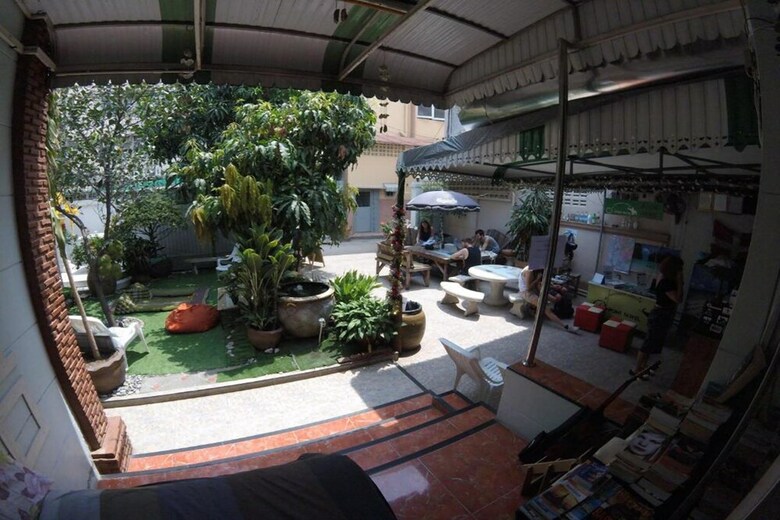 Hostal The Oasis Hostel - Adults Only