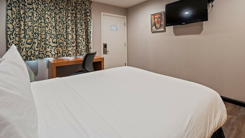 Hotel Azul Inn & Suites
