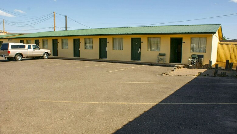 Motel Hwy. Express Inn & Suites