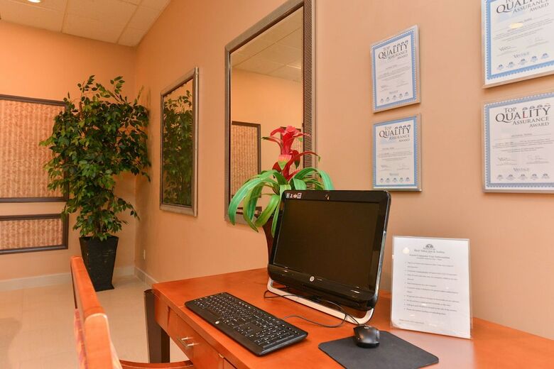 Hotel Americas Best Value Inn & Suites Victoria