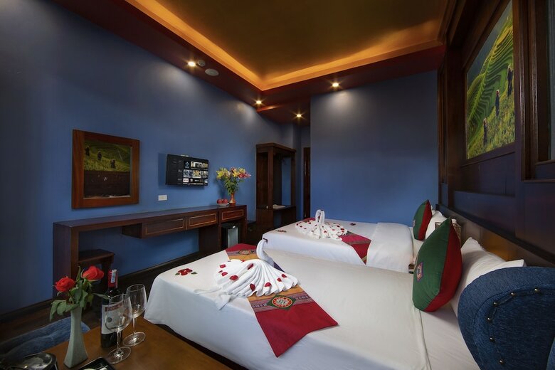 Saparis Hotel