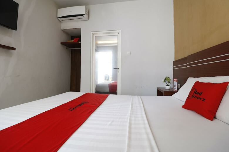 Hotel Reddoorz Plus @ Cakranegara