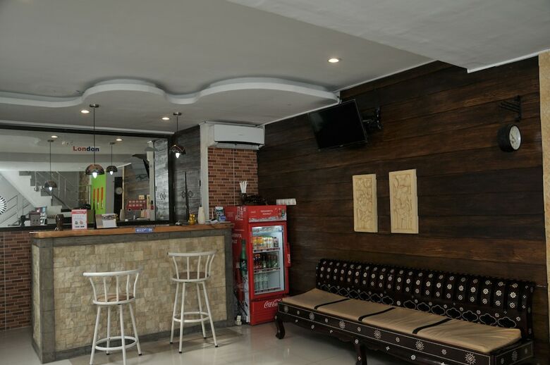 Hotel Reddoorz Plus @ Cakranegara