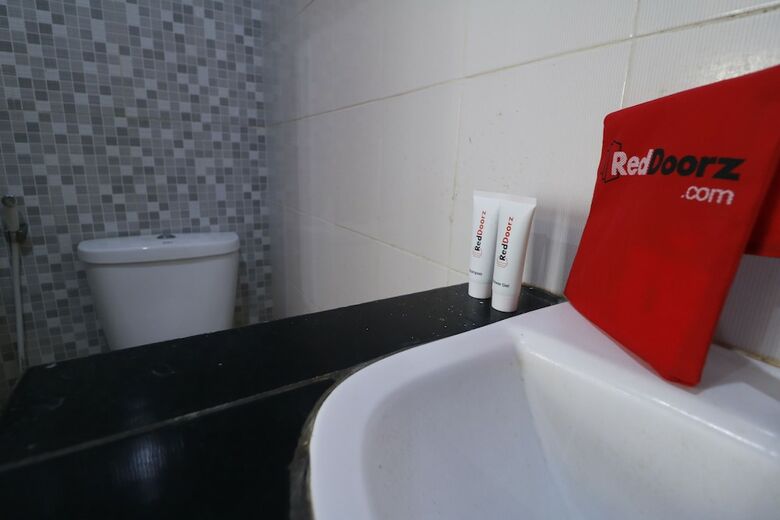Hotel Reddoorz Plus @ Cakranegara
