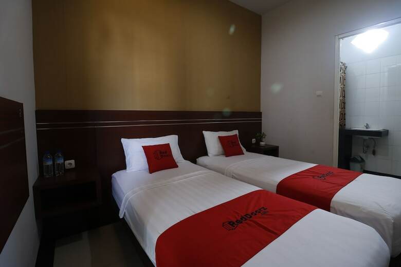 Hotel Reddoorz Plus @ Cakranegara