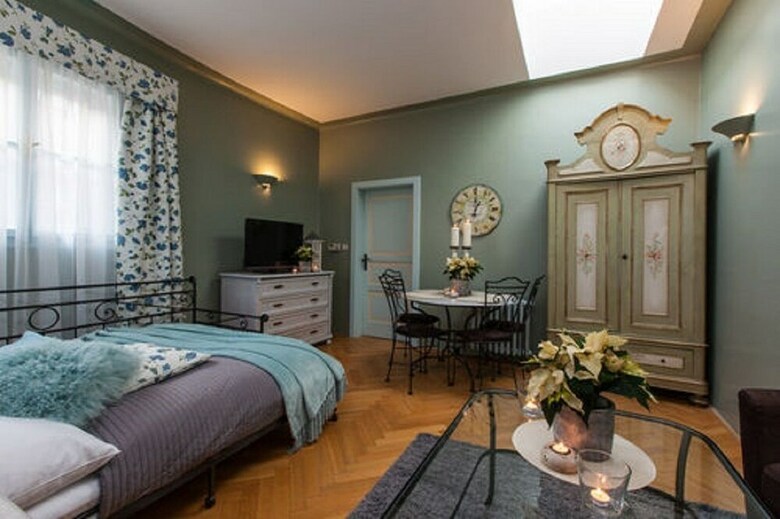 Charming Prague Apartments At Black Star