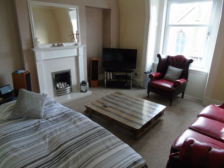 Snug - Krayr Apartment