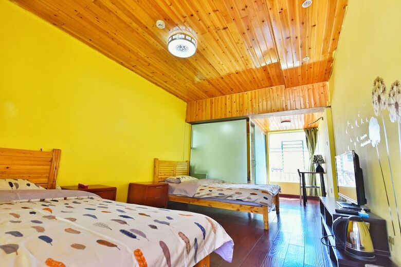 Hostal Luguhu Crazy Bird Youth Hostel