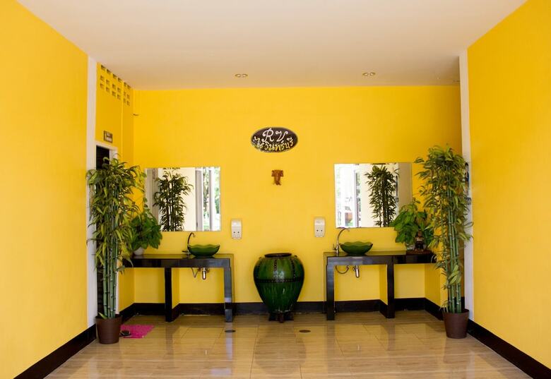 Hotel Raiwin Buri Resort