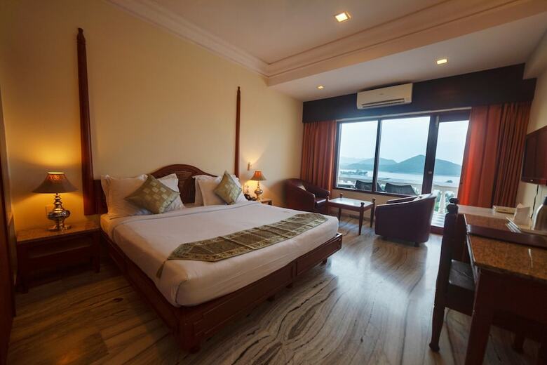 Hotel Hilltop Palace