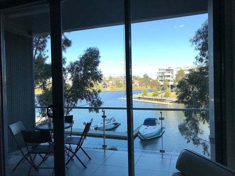 Marina View Apartment On The Maribyrnong River, Melbourne