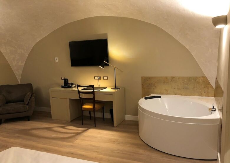 Hotel Caruso Place Boutique & Wellness Suites