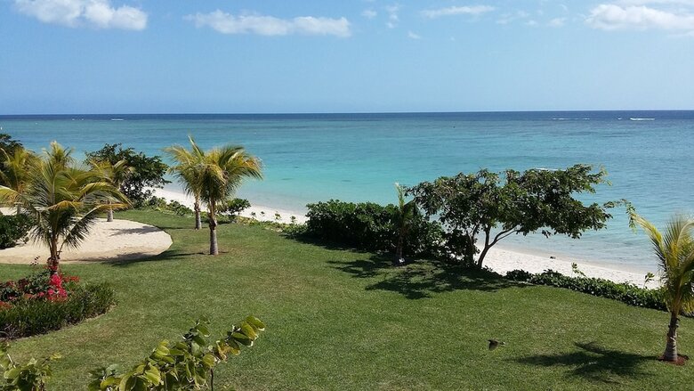 Villasun Seafront Apartment At Cap Ouest