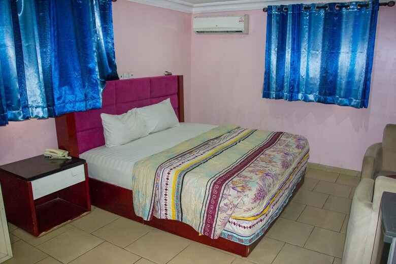 Folade Hotels