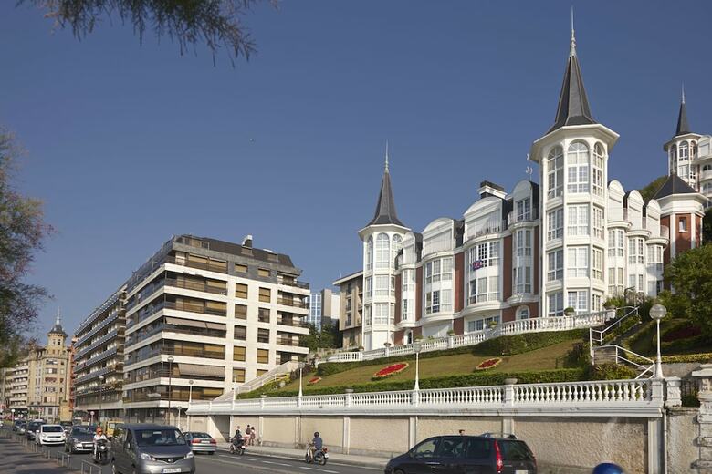 Playa de La Concha 5 Apartment By Feelfree Rentals
