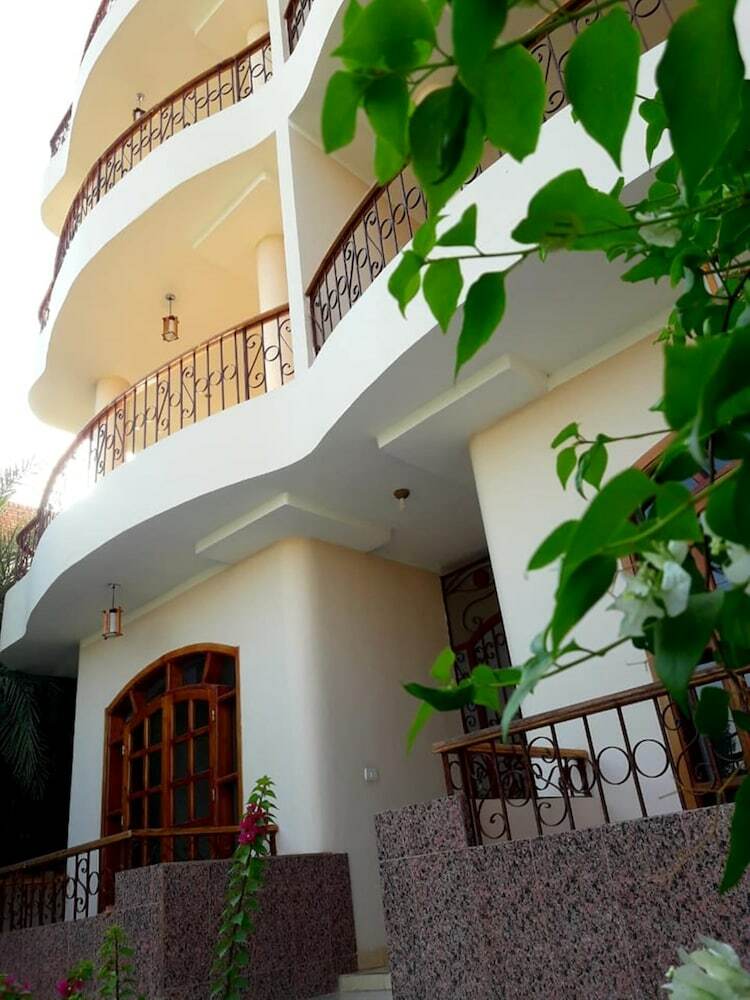 Aparthotel Luxor Plaza House