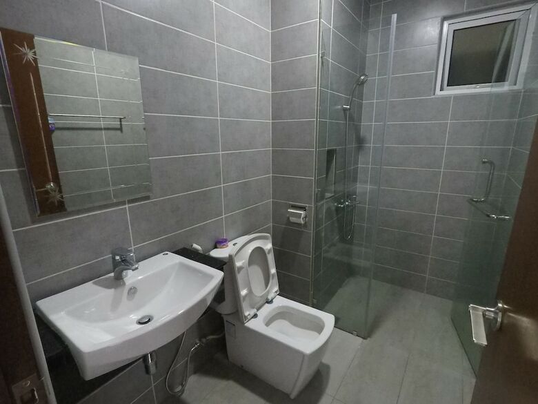 3r2b Seaview Condo
