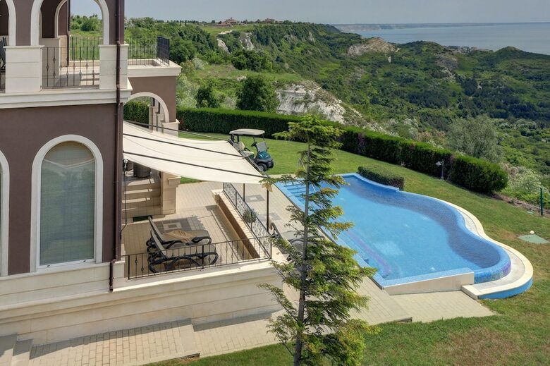 Lighthouse Luxe Estate Apart & Villas