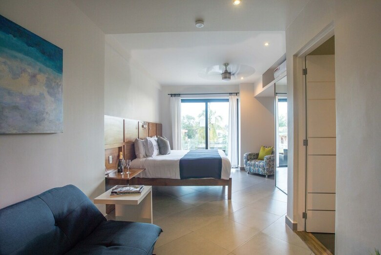 Aparthotel Honey B Suites