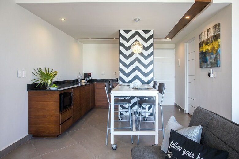 Aparthotel Honey B Suites