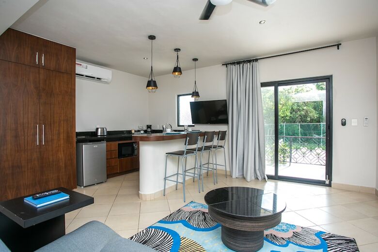 Aparthotel Honey B Suites