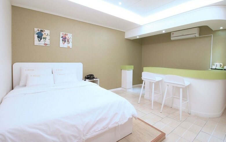 Hotel S