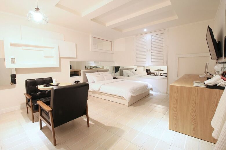 Hotel S
