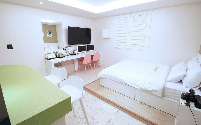 Hotel S