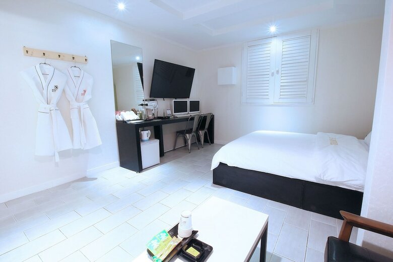Hotel S